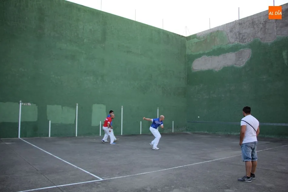 Foto 2 - Vibrante partido de pelota para celebrar las fiestas en Barruecopardo  