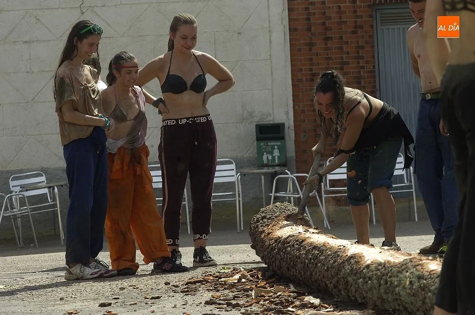 Foto 4 - Tres generaciones de Quintos acercan la cuca&ntilde;a a la plaza de Martiago  