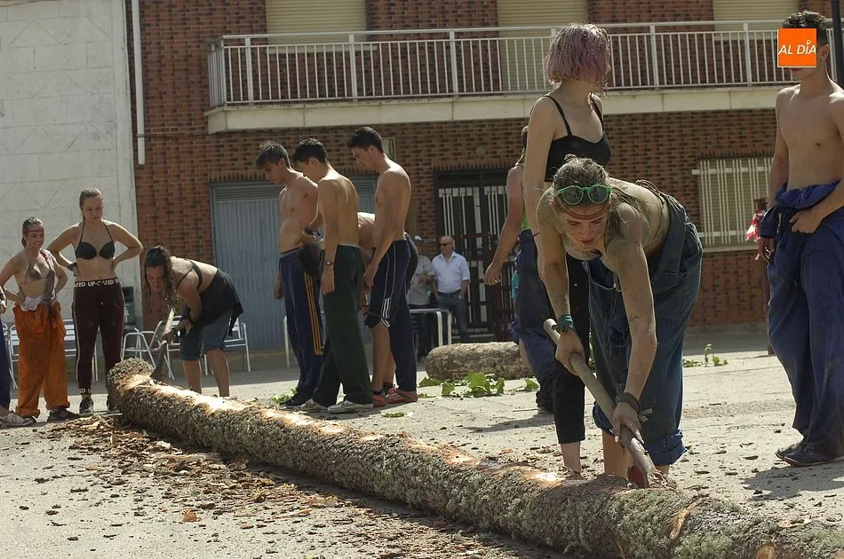 Foto 2 - Tres generaciones de Quintos acercan la cuca&ntilde;a a la plaza de Martiago  