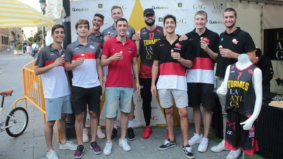 Foto 3 - La Antigua &ndash; CB Tormes visita el stand de su patrocinador en la Plaza de los Bandos