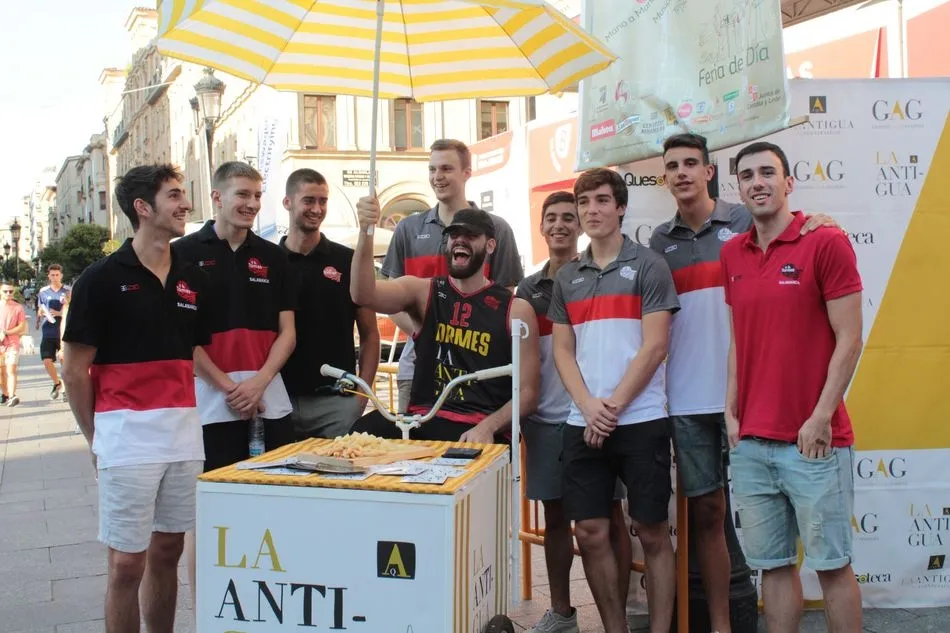 Foto 2 - La Antigua &ndash; CB Tormes visita el stand de su patrocinador en la Plaza de los Bandos