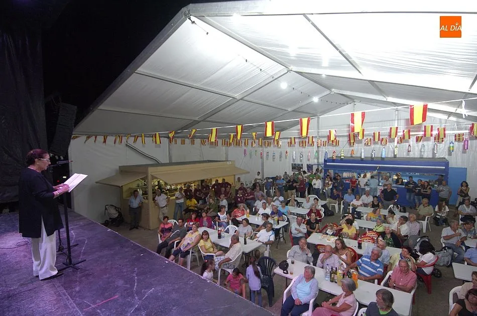 Intervención de Adoración Cañamero en la carpa municipal | Fotos Adrián Martín