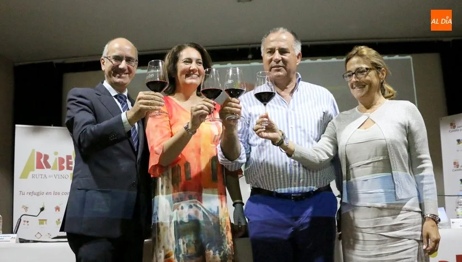 Tras la presentación de la ruta llegó un brindis con vino de Arribes / REP. GRÁFICO: CORRAL