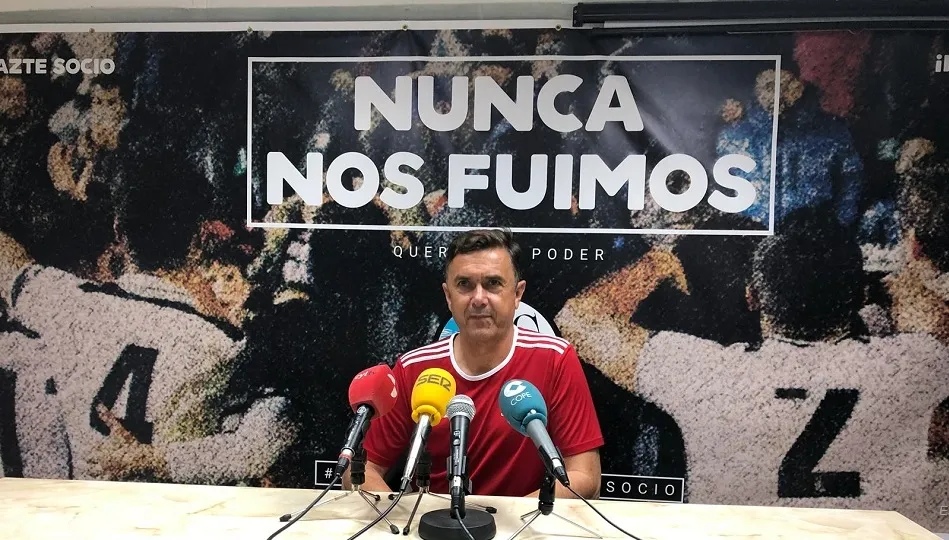 Campos se dispone a iniciar la rueda de prensa. Foto: www.salamancacfuds.com