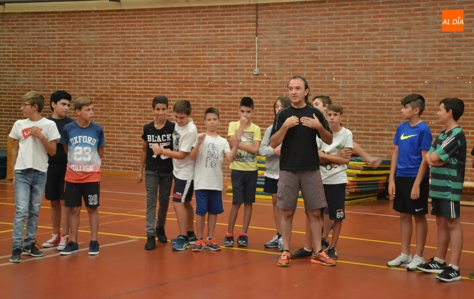 Primer día ‘de clase’ para la masiva nueva promoción de 1º de la ESO del Fray Diego  