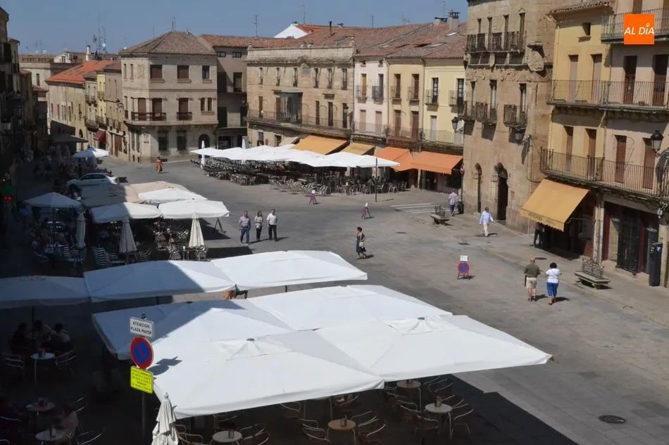 La Plaza Mayor vive su último día laborable sin coches de 2018  