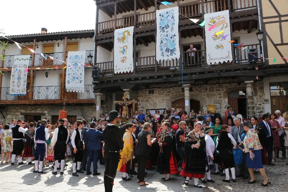Foto 6 - San Esteban de la Sierra lanza loas y homenajes al Cristo