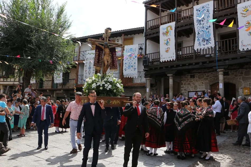 Foto 5 - San Esteban de la Sierra lanza loas y homenajes al Cristo