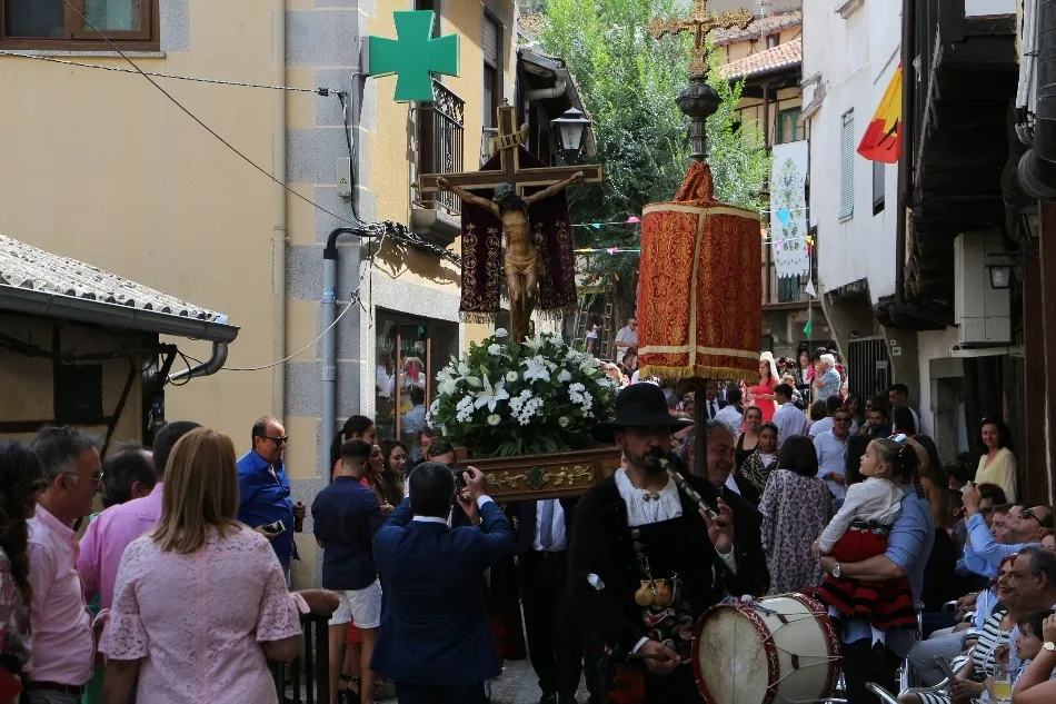 Foto 3 - San Esteban de la Sierra lanza loas y homenajes al Cristo