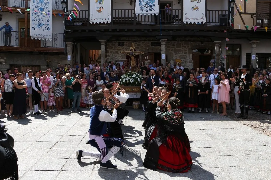 Foto 2 - San Esteban de la Sierra lanza loas y homenajes al Cristo