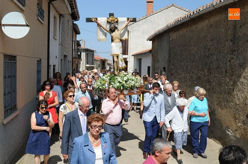 Procesión del Santo Cristo por las calles de la localidad | Fotos Adrián Martín