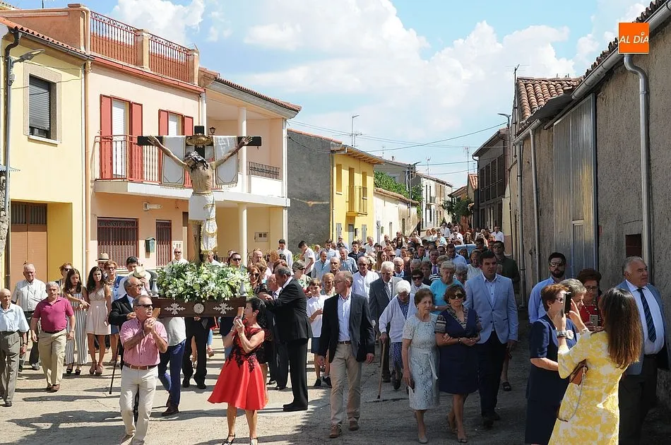 Foto 8 - Martiago se pone sus mejores galas para acompa&ntilde;ar al Santo Cristo de los Remedios  