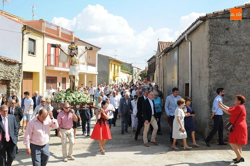 Foto 7 - Martiago se pone sus mejores galas para acompa&ntilde;ar al Santo Cristo de los Remedios  