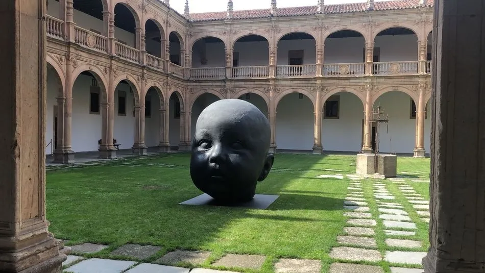 La obra Carmen Despierta ya luce en la sede de la exposición.