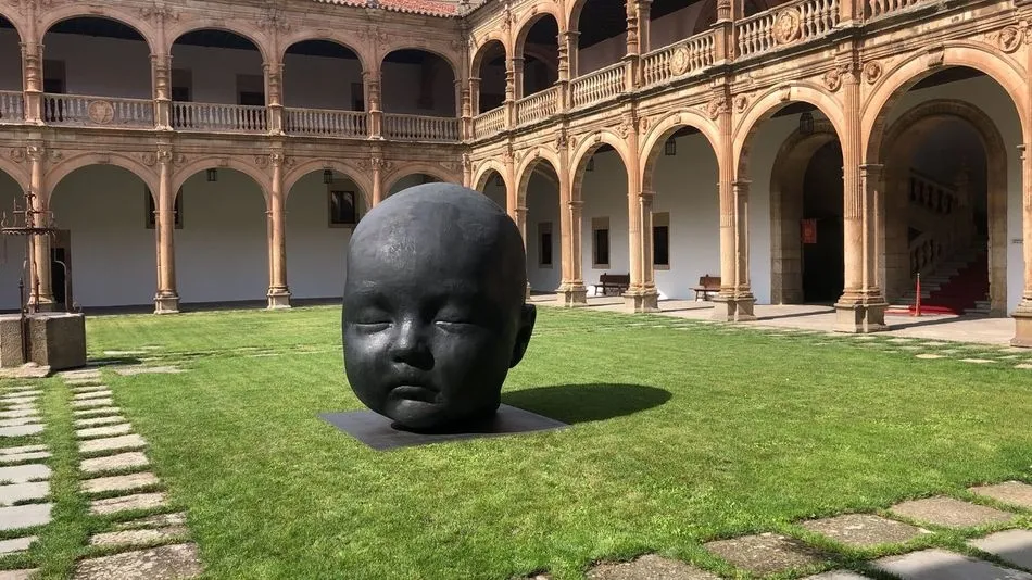 Foto 2 - Dos grandes esculturas anuncian ya la exposici&oacute;n &ldquo;Seducidos por la realidad&rdquo;