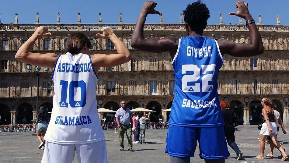 Foto 2 - Perfumer&iacute;as Avenida estrena uniforme gracias a su nueva marca deportiva