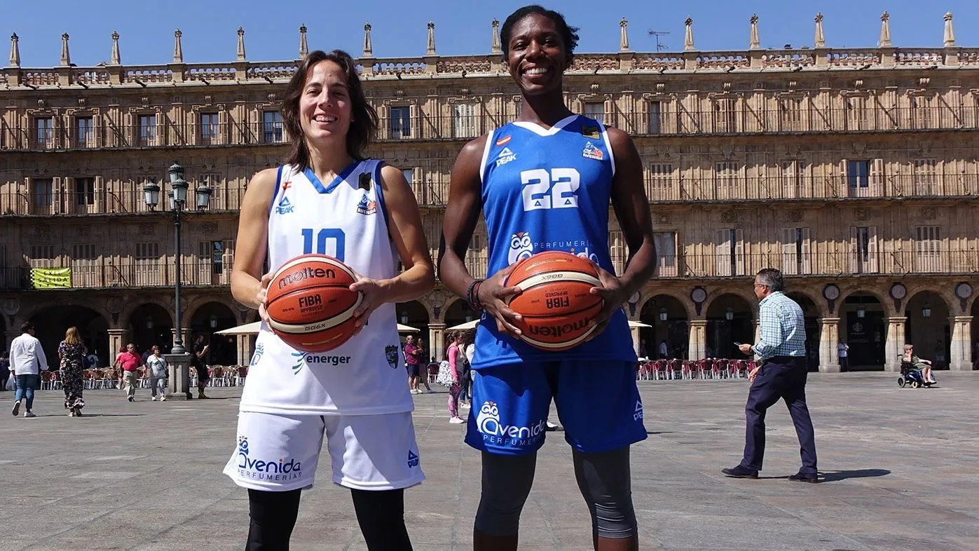 María Asurmendi y la estadounidense Givens lucen su nuevo uniforme en la Plaza Mayor.