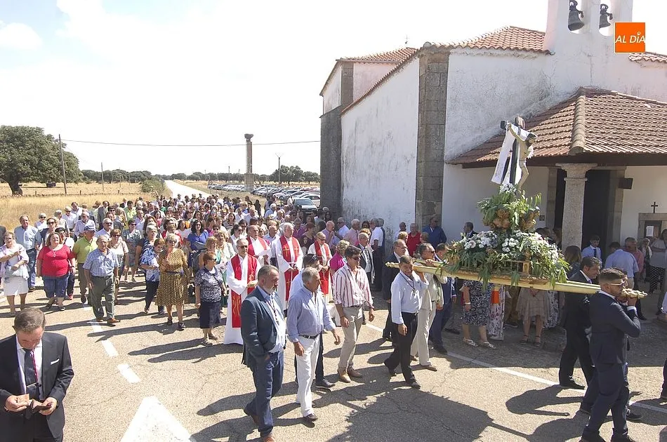 Procesión alrededor de la Ermita | Fotos Adrián Martín