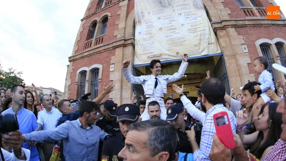 Juan del Álamo abre la tercera puerta grande de la Feria
