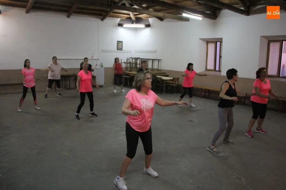 Foto 5 - En Peralejos de Abajo las mujeres mejoran su forma f&iacute;sica con clases de zumba  