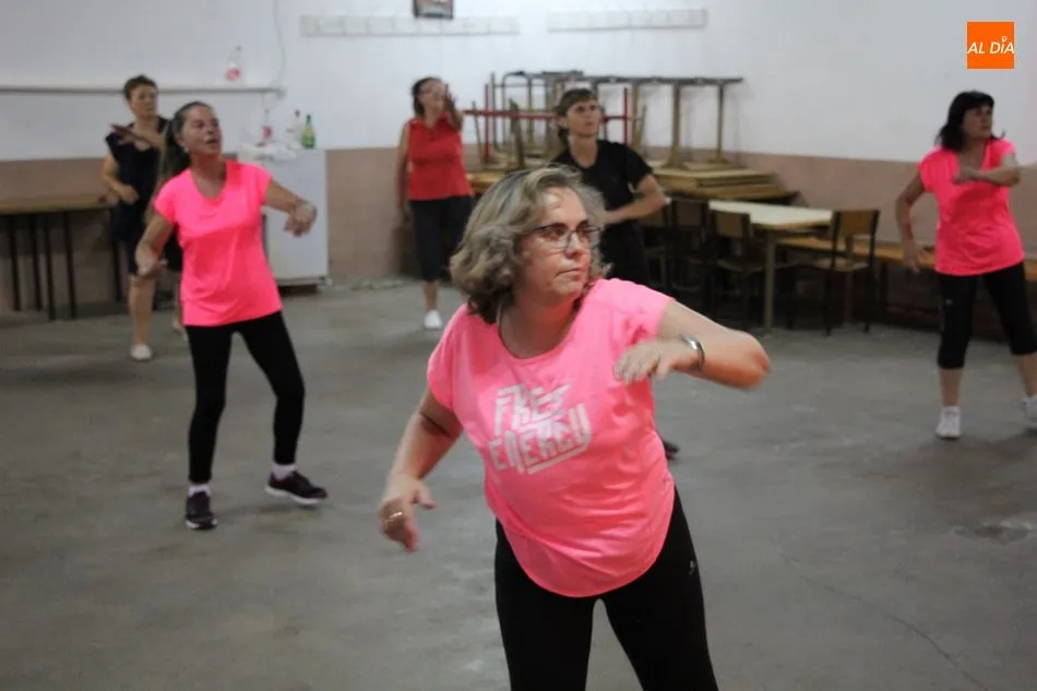Foto 4 - En Peralejos de Abajo las mujeres mejoran su forma f&iacute;sica con clases de zumba  