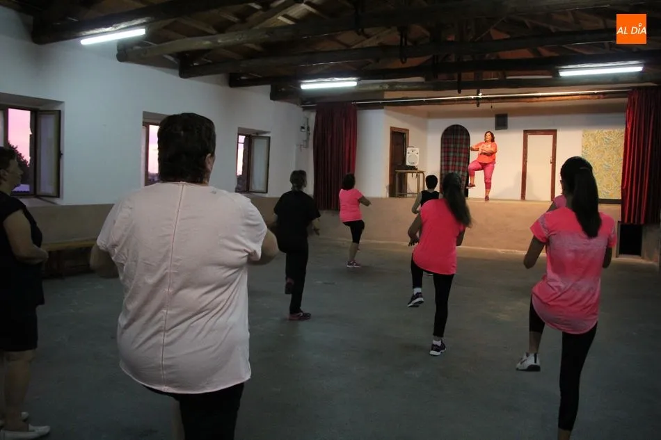 Foto 2 - En Peralejos de Abajo las mujeres mejoran su forma f&iacute;sica con clases de zumba  