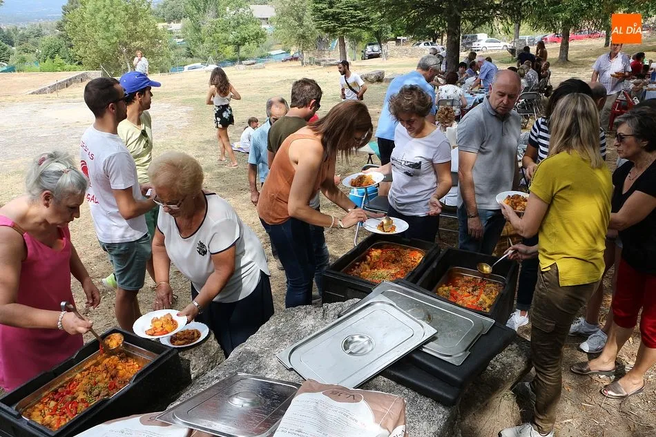 El parque de El Cañito acogió la comida popular de los festejos de Cantagallo