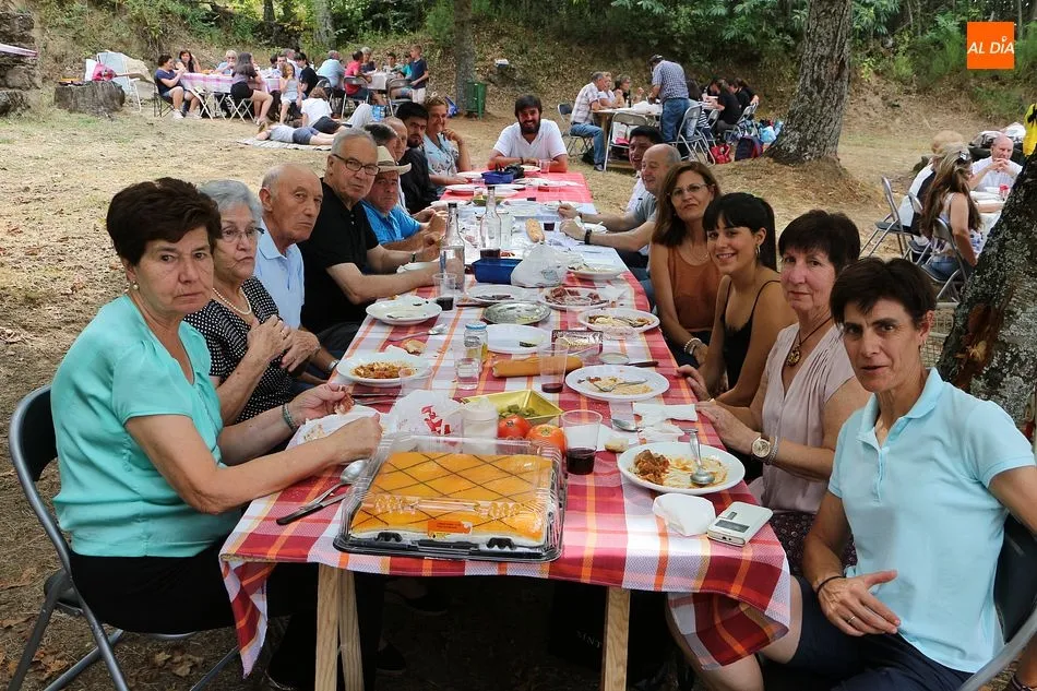 Foto 10 - Un sabroso calderillo hermana a los vecinos en plenos festejos