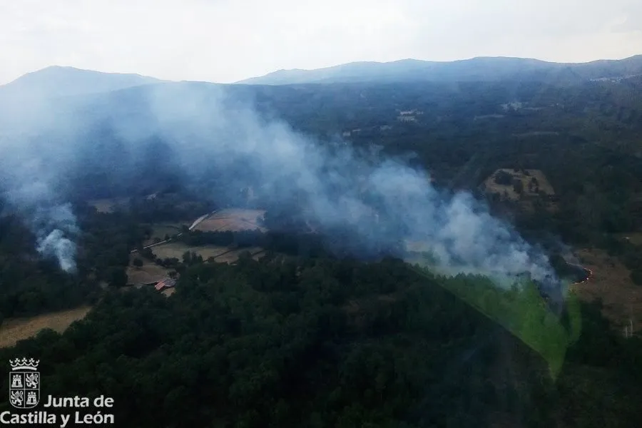 Navasfrías sufre un incendio forestal con varios focos  