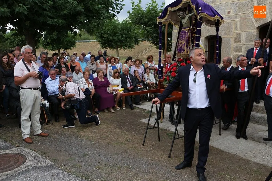 La subasta atrajo a numeroso público a la ermita de Sorihuela