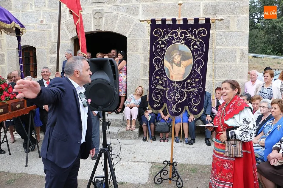 Foto 11 - Los vecinos se vuelcan un a&ntilde;o m&aacute;s en la subasta del Cristo de Valvanera