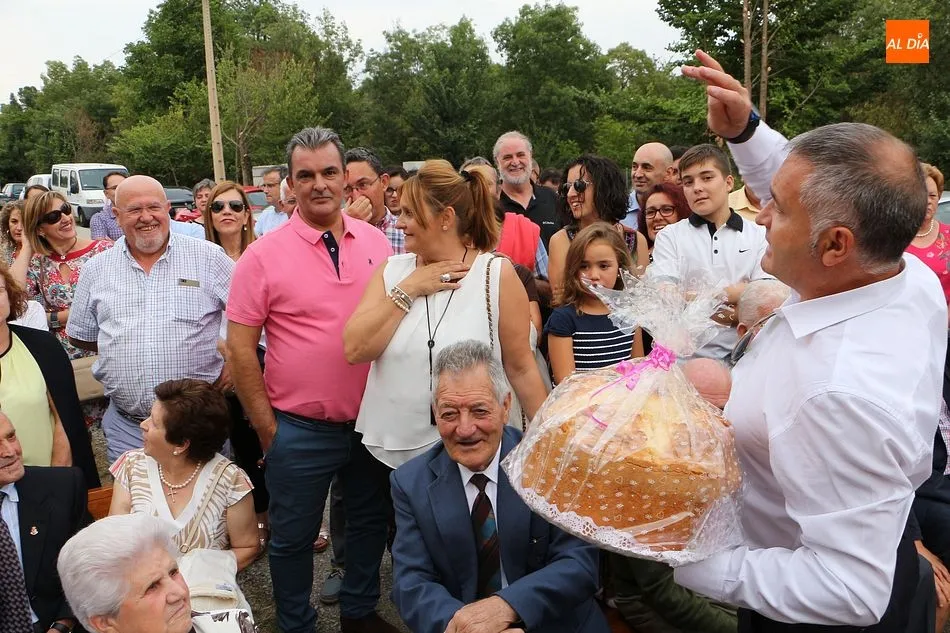 Foto 10 - Los vecinos se vuelcan un a&ntilde;o m&aacute;s en la subasta del Cristo de Valvanera