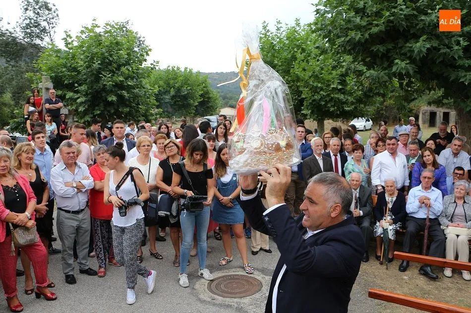 Foto 9 - Los vecinos se vuelcan un a&ntilde;o m&aacute;s en la subasta del Cristo de Valvanera