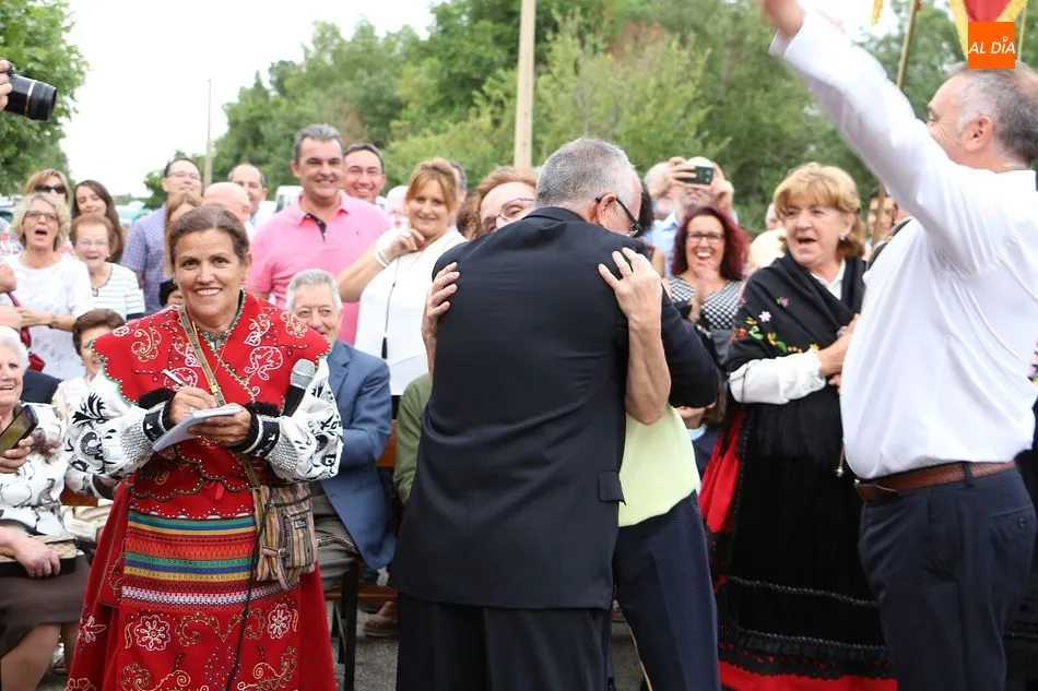 Foto 7 - Los vecinos se vuelcan un a&ntilde;o m&aacute;s en la subasta del Cristo de Valvanera