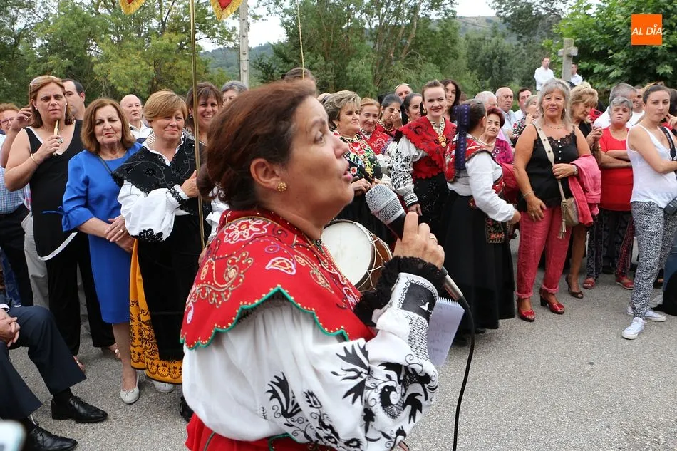 Foto 4 - Los vecinos se vuelcan un a&ntilde;o m&aacute;s en la subasta del Cristo de Valvanera