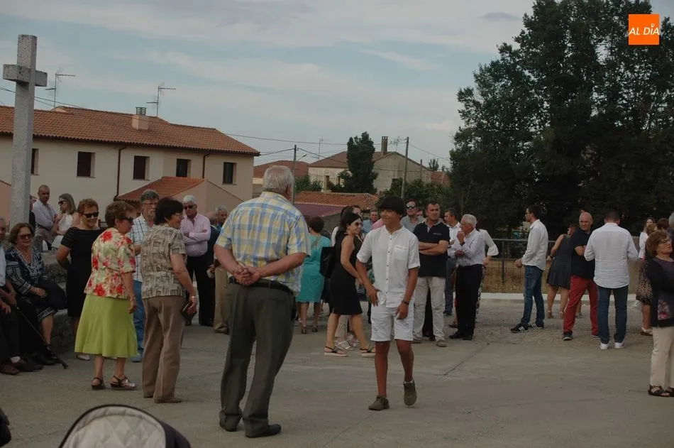Foto 10 - Los vecinos de Ba&ntilde;ob&aacute;rez acompa&ntilde;an al Cristo de la Salud en la procesi&oacute;n hacia su ermita  