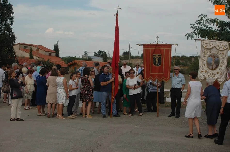 Foto 8 - Los vecinos de Ba&ntilde;ob&aacute;rez acompa&ntilde;an al Cristo de la Salud en la procesi&oacute;n hacia su ermita  