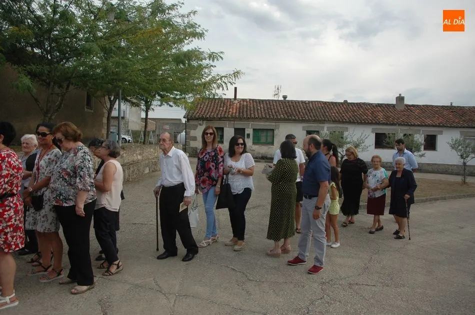 Foto 6 - Los vecinos de Ba&ntilde;ob&aacute;rez acompa&ntilde;an al Cristo de la Salud en la procesi&oacute;n hacia su ermita  