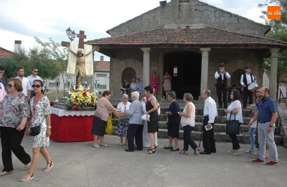 Foto 5 - Los vecinos de Ba&ntilde;ob&aacute;rez acompa&ntilde;an al Cristo de la Salud en la procesi&oacute;n hacia su ermita  