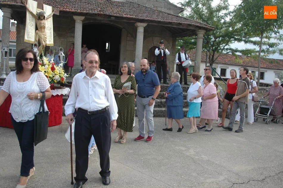 Foto 4 - Los vecinos de Ba&ntilde;ob&aacute;rez acompa&ntilde;an al Cristo de la Salud en la procesi&oacute;n hacia su ermita  