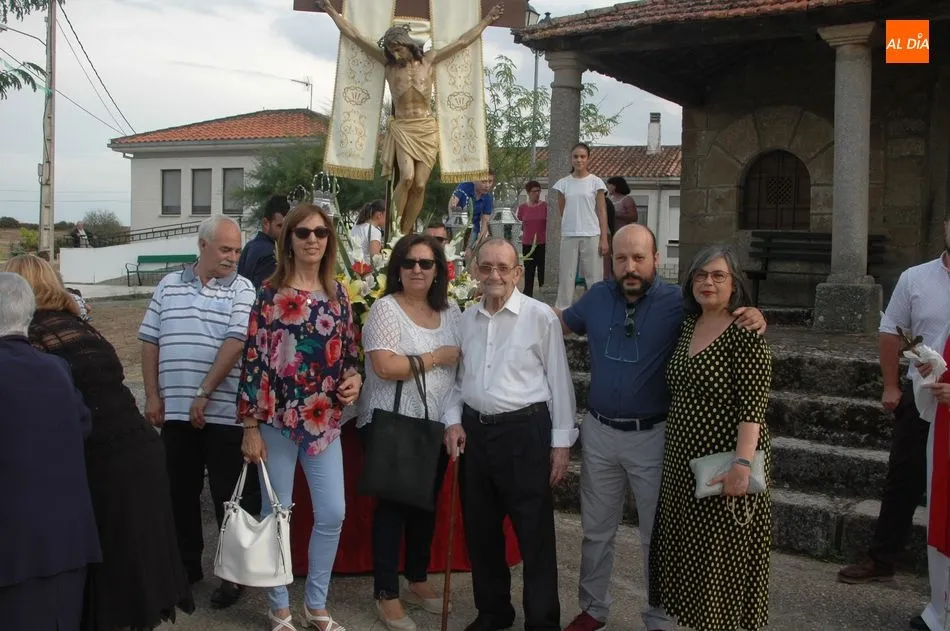 Foto 3 - Los vecinos de Ba&ntilde;ob&aacute;rez acompa&ntilde;an al Cristo de la Salud en la procesi&oacute;n hacia su ermita  