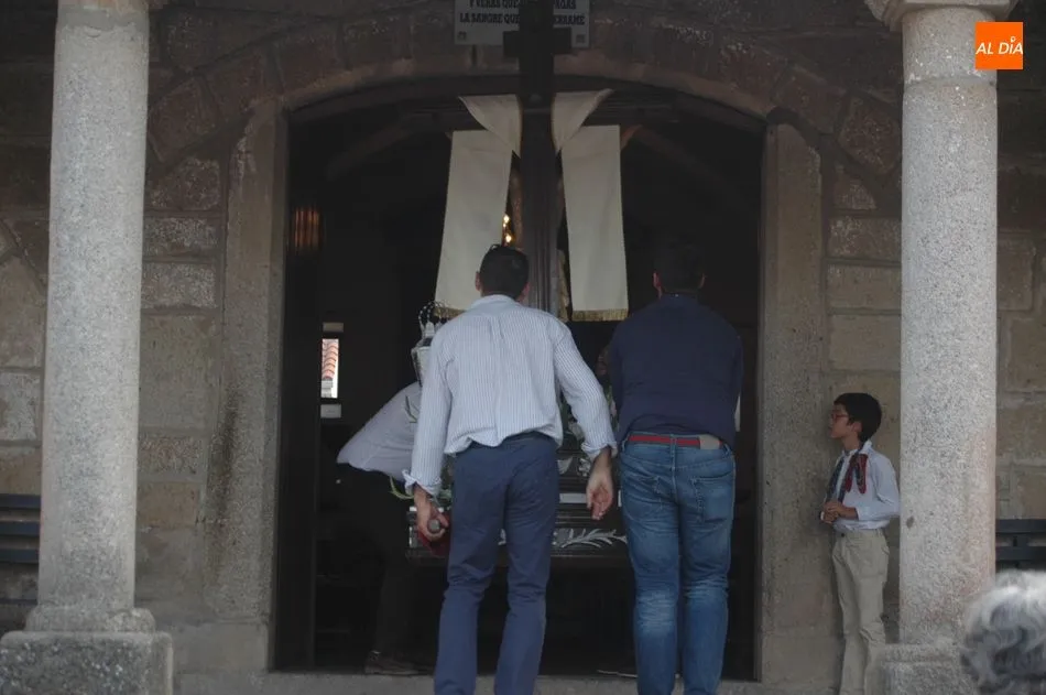 Foto 2 - Los vecinos de Ba&ntilde;ob&aacute;rez acompa&ntilde;an al Cristo de la Salud en la procesi&oacute;n hacia su ermita  