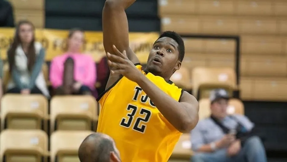 John Paul, el ‘Big Man’ del Aquimisa Carbajosa con sus 2,11 metros  