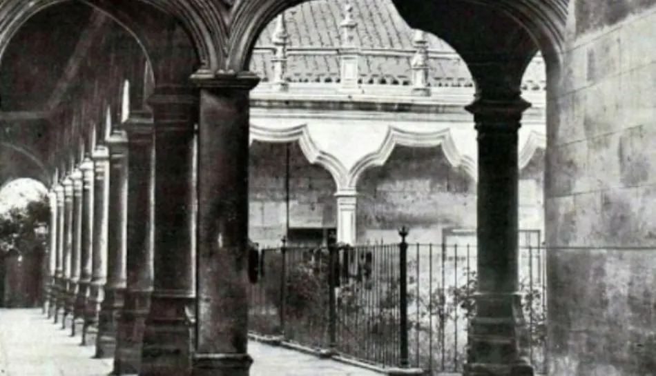 Las Escuelas Menores y su jardín vallado