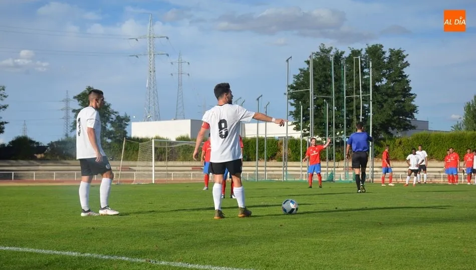 Los jugadores del Salamanca B Toral y Jorge García se disponen a sacar una falta. Foto: Alberto Martín