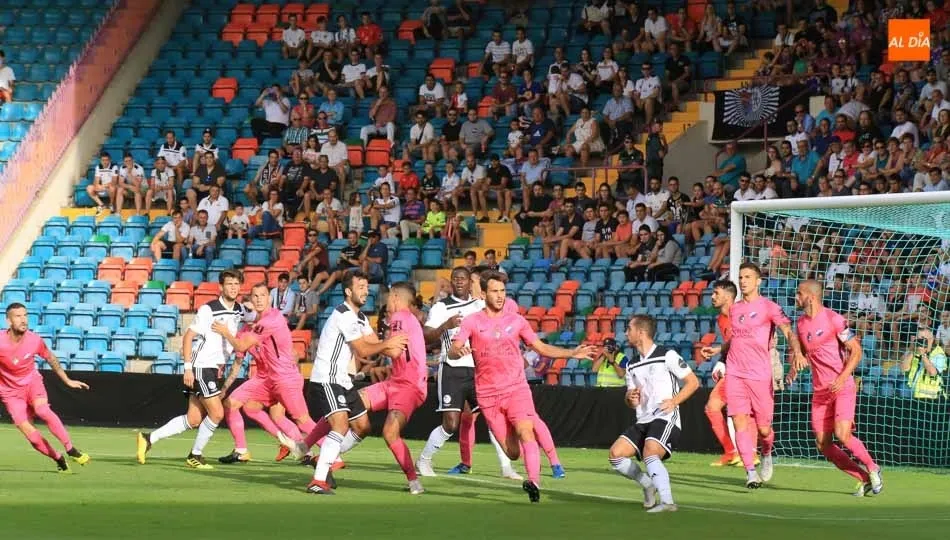 Una acción ofensiva del Salamanca UDS en el partido ante la Ponferradina en el Helmántico. Foto: Alberto Martín