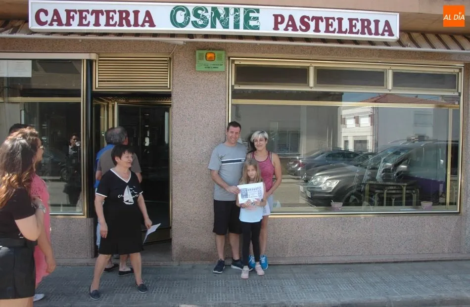 Foto 2 - La pasteler&iacute;a Osnie reparte en Vitigudino 216.000 euros entre clientes y amigos  