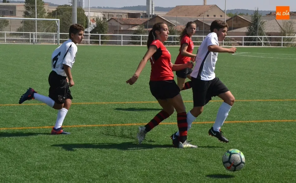 Foto 11 - El Ciudad Rodrigo disputa una tanda de amistosos contra el Salamanca FF con Rub&eacute;n en el recuerdo  