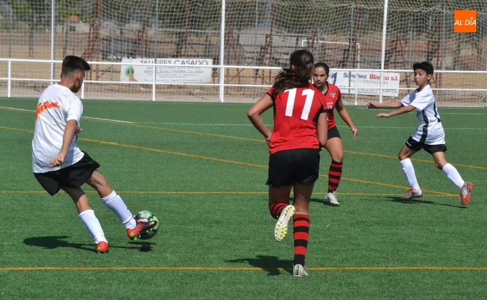 Foto 8 - El Ciudad Rodrigo disputa una tanda de amistosos contra el Salamanca FF con Rub&eacute;n en el recuerdo  