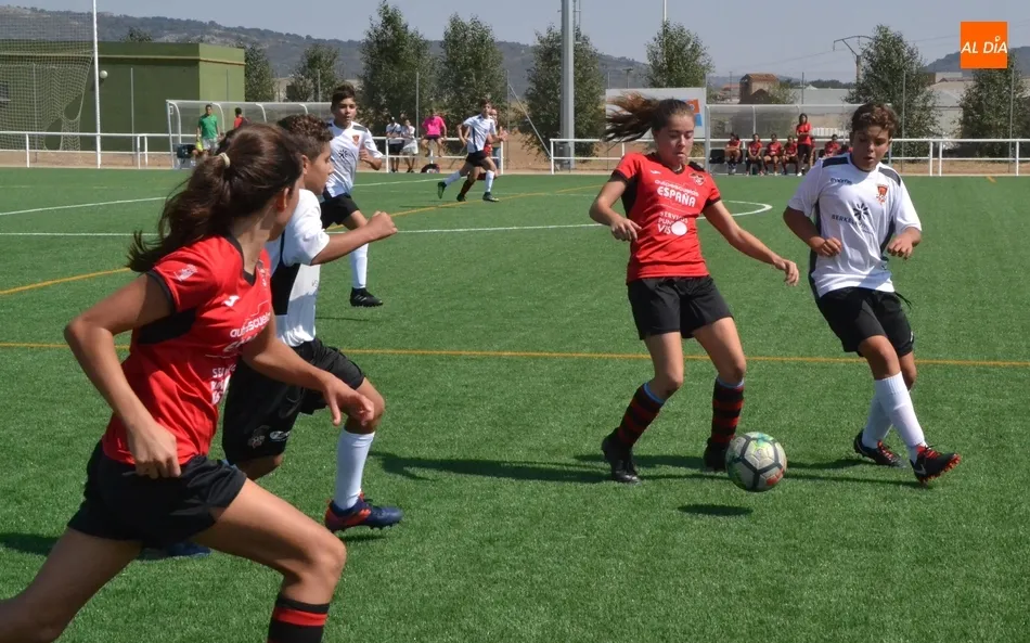 Foto 7 - El Ciudad Rodrigo disputa una tanda de amistosos contra el Salamanca FF con Rub&eacute;n en el recuerdo  